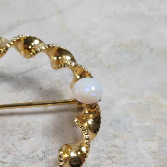 Beautiful Twisted Gold Tone Circle Brooch w/ Faux Opal Pearl Accent Vtg 90s Y2k - Picture 2 of 8